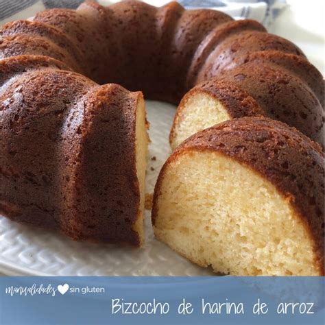 Foto de un bizcocho de harina de arroz recién horneado con un corte esponjoso y miga suave sobre una rejilla de enfriado.