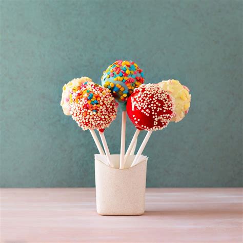 Foto de cake pops variados en una mesa dulce