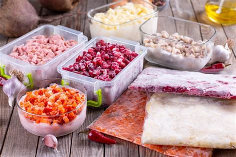 Imagen representativa de varios platos congelados listos para ser transformados.