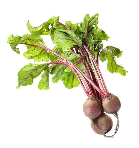 Imagen de remolachas frescas con hojas verdes y tallos rosados intensos.