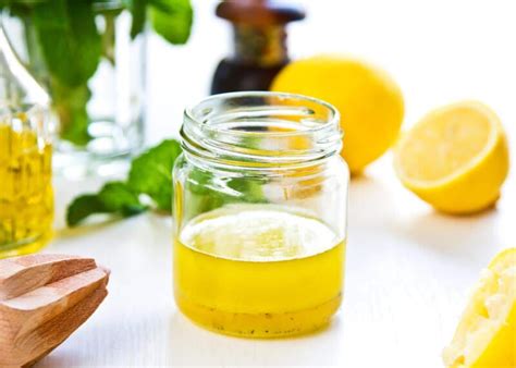 Imagen de los ingredientes para la vinagreta: mostaza, limón, tomillo, vinagre, aceite.