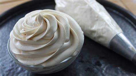 Ganache de chocolate blanco montada con manga pastelera