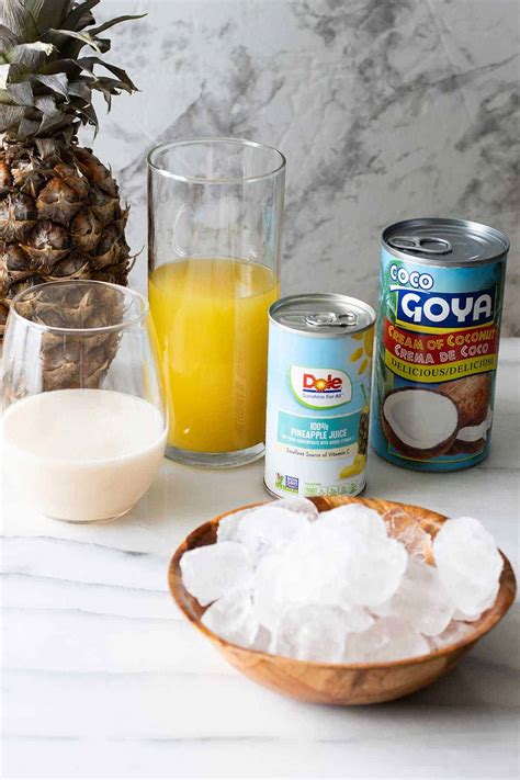 Infografía mostrando los ingredientes básicos: piña fresca, crema de coco, ron blanco y hielo