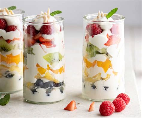 Copas individuales con capas de frutas frescas y crema de queso