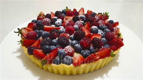 Tarta de masa quebrada con capas de crema pastelera y frutos rojos frescos