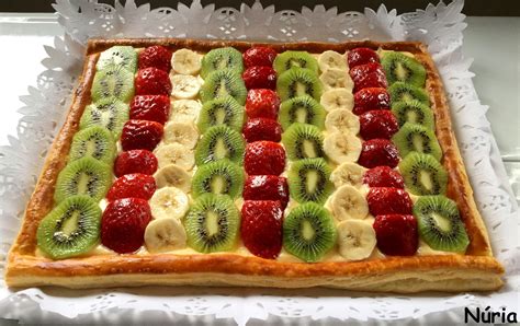 Tarta rectangular de hojaldre con crema y frutas frescas (fresas, kiwi, plátano)
