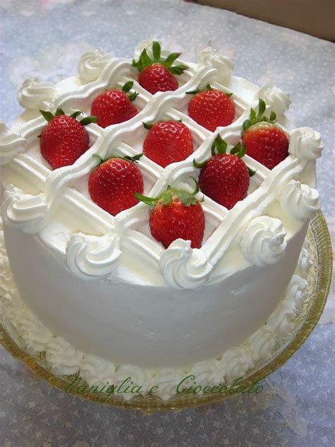 Torta de bizcocho con capas de crema Chantilly y frutillas frescas, decorada con menta