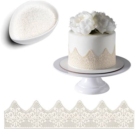 Foto de encaje de azúcar comestible en una tarta elegante