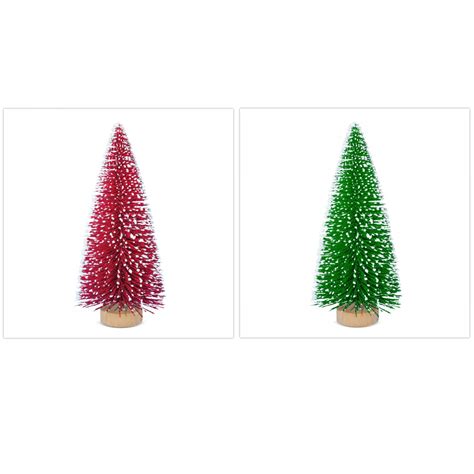 pequeño árbol de Navidad decorativo hecho completamente de piñas pegadas a un cono