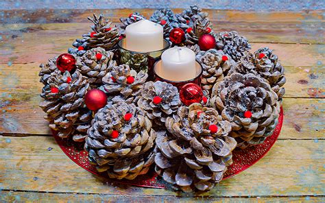 centro de mesa navideño con piñas, frutos secos y galletas caseras decorativas