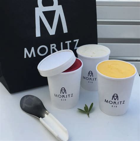Fachada o interior moderno de la heladería Moritz Eis en Santiago, con clientes disfrutando helados