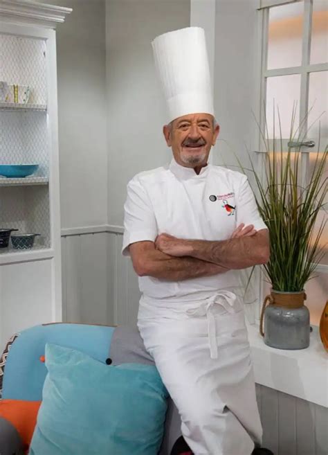 Chef Karlos Arguiñano mostrando su técnica del huevo frito con espumadera