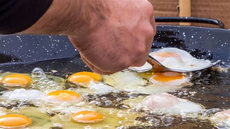 Chef José Andrés friendo huevos con abundante aceite