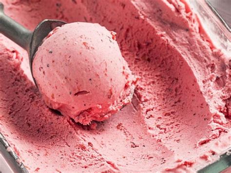 Helado keto de frutilla listo para servir