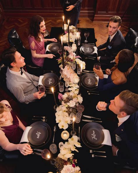 Personas interactuando educadamente en una cena formal