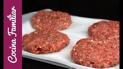 Proceso de preparación de hamburguesas caseras, formando los discos de carne
