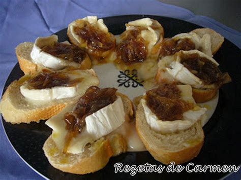 Tostadas crujientes de queso de cabra y cebolla caramelizada
