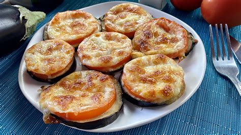 pudin de berenjena y queso recién horneado con rodajas de tomate