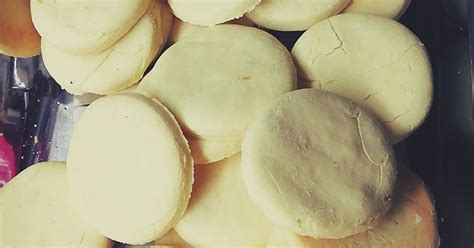 Tapitas de alfajores cortadas y listas para hornear.