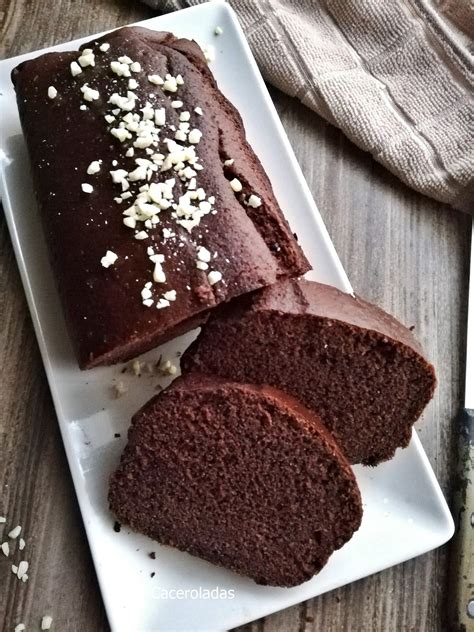 Varias rebanadas de bizcocho de chocolate negro con crema de queso, decoradas con frutos rojos