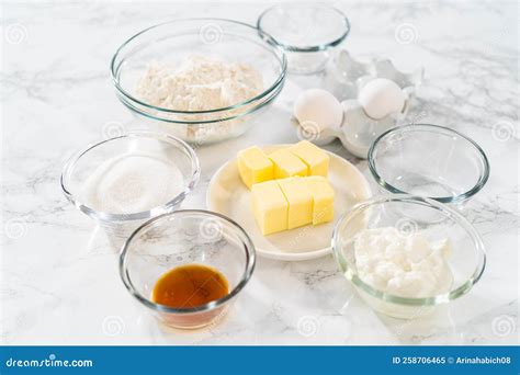 Imagen de los ingredientes medidos y listos para ser utilizados en la preparación del bizcochuelo.