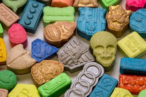 Variedad de pastillas de éxtasis con diferentes logotipos y colores