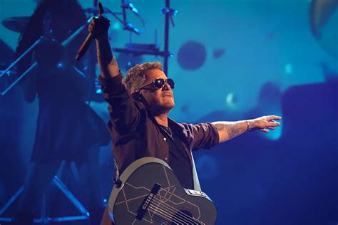 Foto de Alejandro Sanz en concierto, mostrando su energía en el escenario