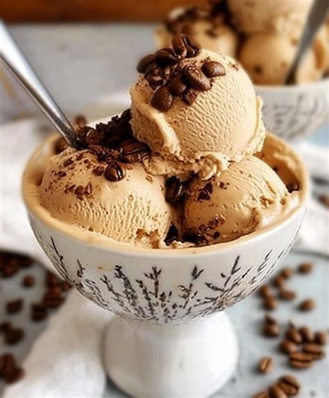 Foto de helado de café y chocolate con detalles de granos de café o virutas de chocolate.