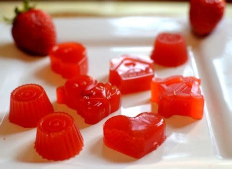 Foto ilustrativa de gomitas caseras de fresa en un plato decorativo