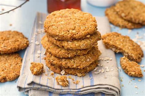 Fotografía de Anzac biscuits tradicionales, mostrando su textura y color dorado