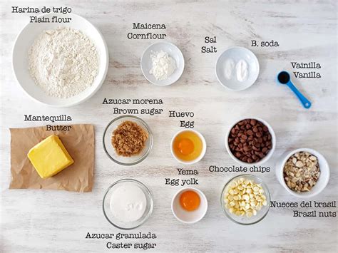 Ingredientes para la receta de galletas garritas dispuestos en una mesa de cocina