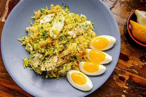 Plato tradicional con haddock ahumado, como kedgeree o fish and chips.