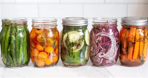 Variedad de vegetales frescos listos para ser encurtidos
