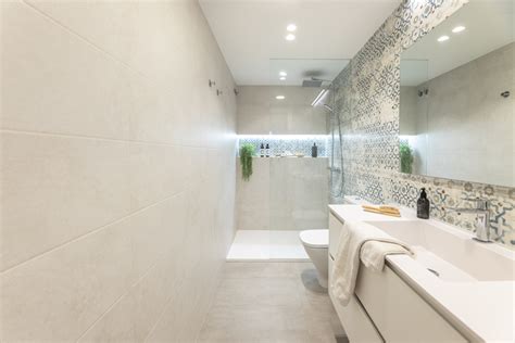 Diseño de baño pequeño con azulejos blancos y detalles en verde manzana