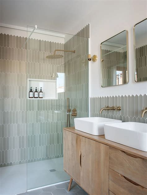 Baño con paredes divididas en azulejos blancos y verde manzana