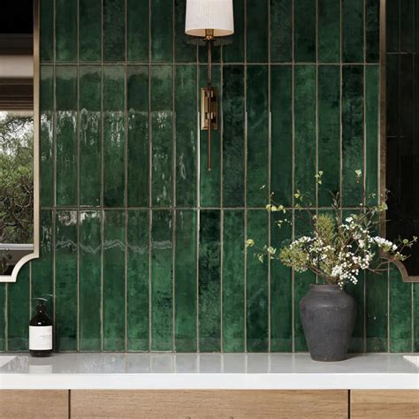 Detalles de azulejos verde manzana en un baño blanco