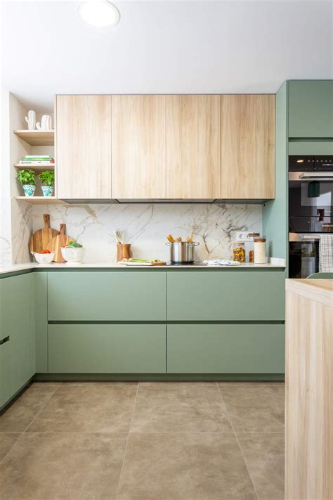 Ejemplo de combinación de azulejos verdes y blancos con muebles de madera clara