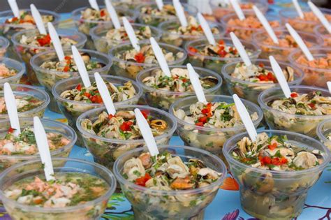 varias copas de ceviche con diferentes decoraciones