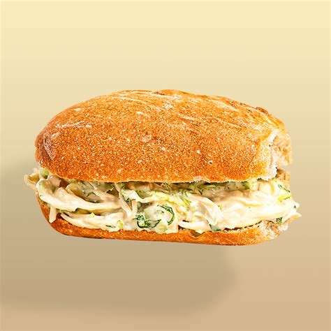 Infografía que muestra la anatomía de un pan con pollo tradicional: pan francés, pollo guisado, salsa criolla y vegetales frescos.