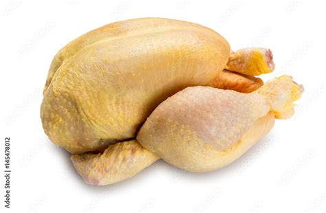 Pollo crudo con piel y grasa amarillenta debido a la alimentación con maíz