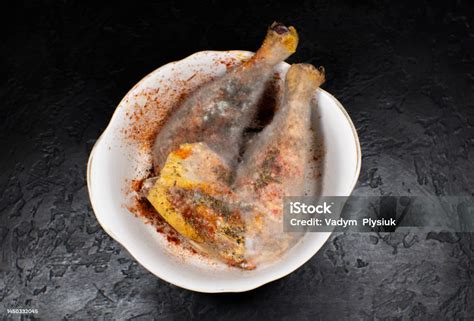 Imágenes comparativas de pollo crudo fresco y pollo en mal estado (cambio de color, textura pegajosa)