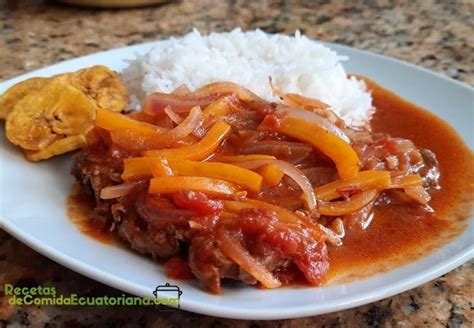 plato final de bistec de carne ecuatoriano con arroz y papas