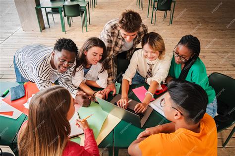 Fotografía de un grupo de adolescentes participando en un taller interactivo