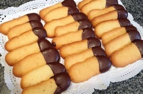 Foto de galletas lengua de gato, algunas bañadas en chocolate y otras naturales
