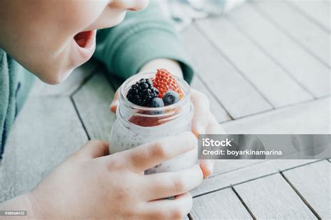 niño comiendo un pudín de chía con frutas