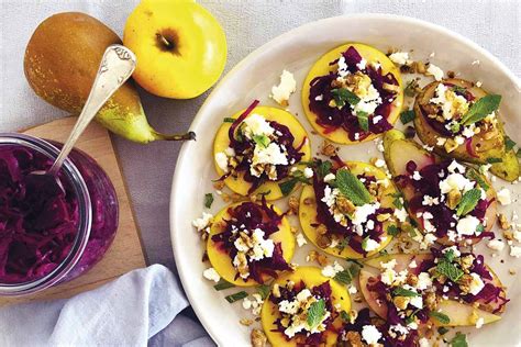 Montaditos de manzana y pera con chucrut, queso feta y nueces
