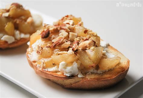 Crostinis de pera salteada con queso de cabra y miel