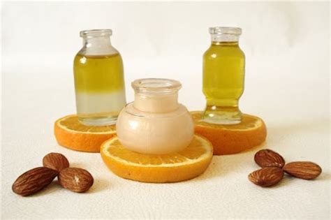 Frascos de aceites y cremas de masaje comestibles con etiquetas de sabores