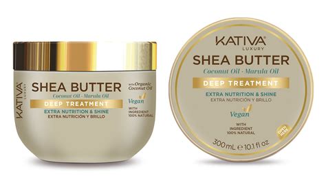 Persona aplicando mascarilla capilar con manteca de karité