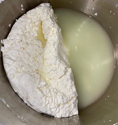 Amasado de la cuajada de queso con sal